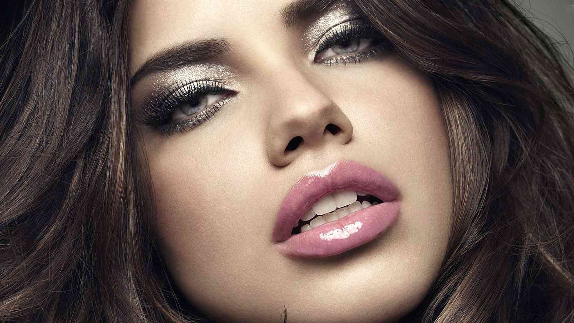 Adriana-Lima-buze