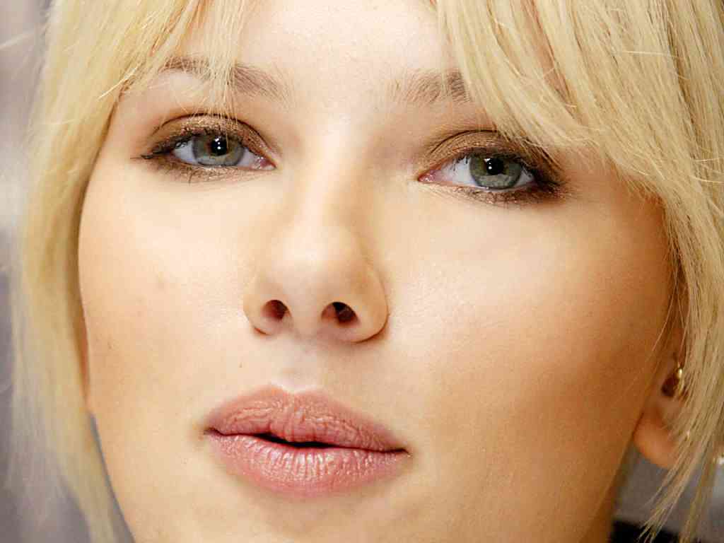 Scarlett-Johansson- buze