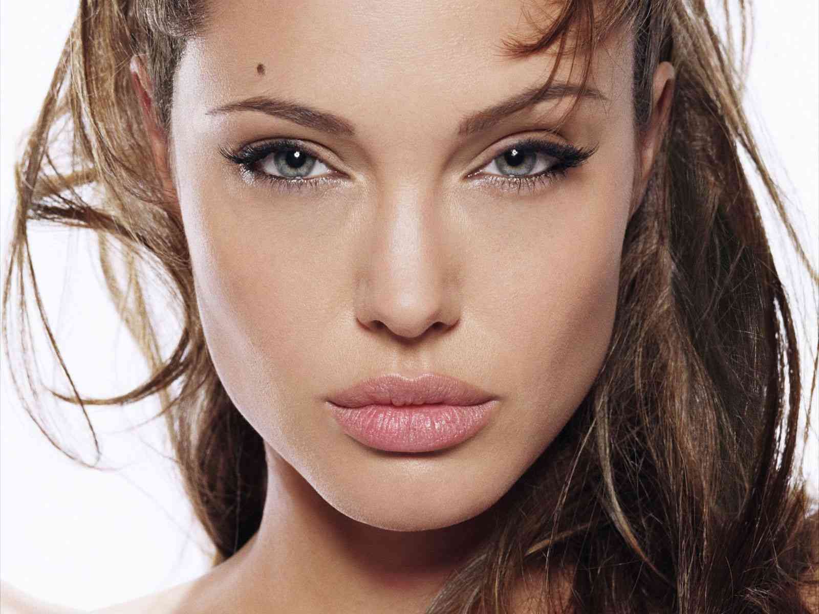 angelina jolie buze