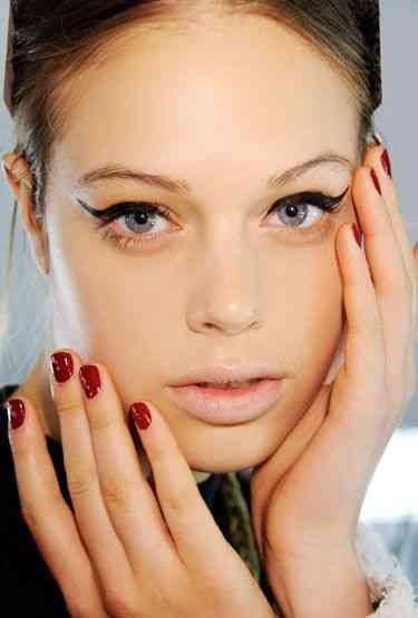 cat eyes +  nude lips