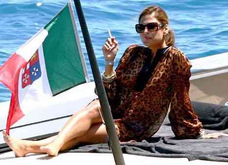 Eva-Mendes-fumeaza