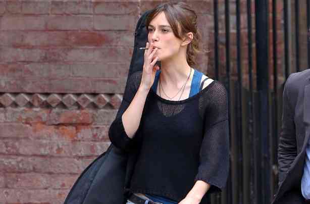 Keira-Knightley fumeaza