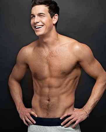 mario casas abdomen