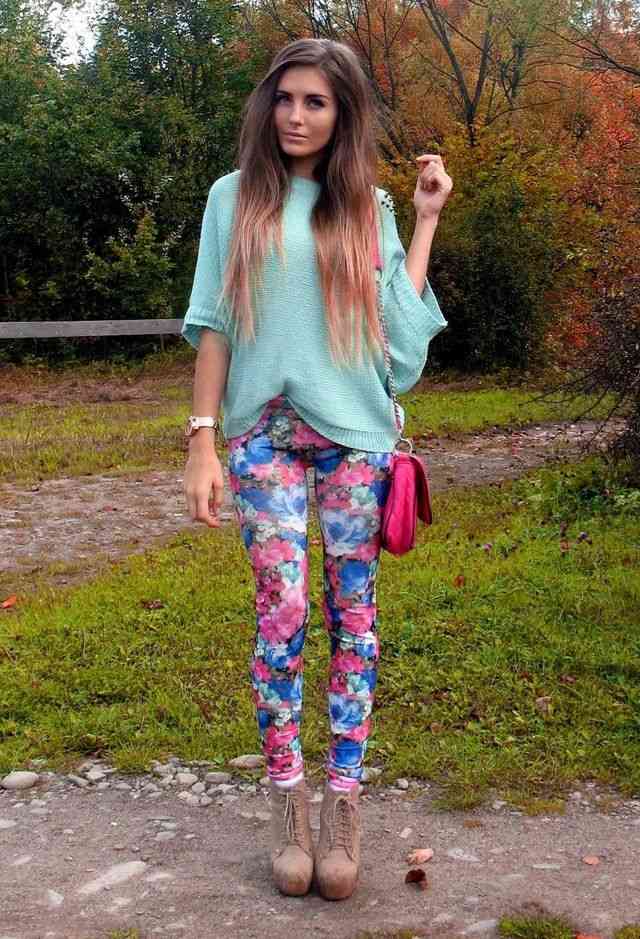 pantaloni cu imprimeu floral si bluza in nuanta pastel