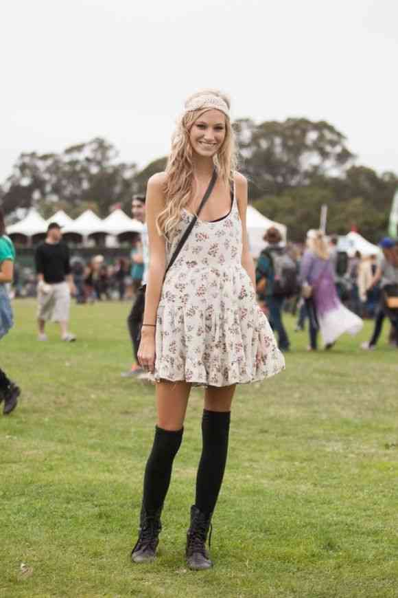 rochie si sosete peste genunchi