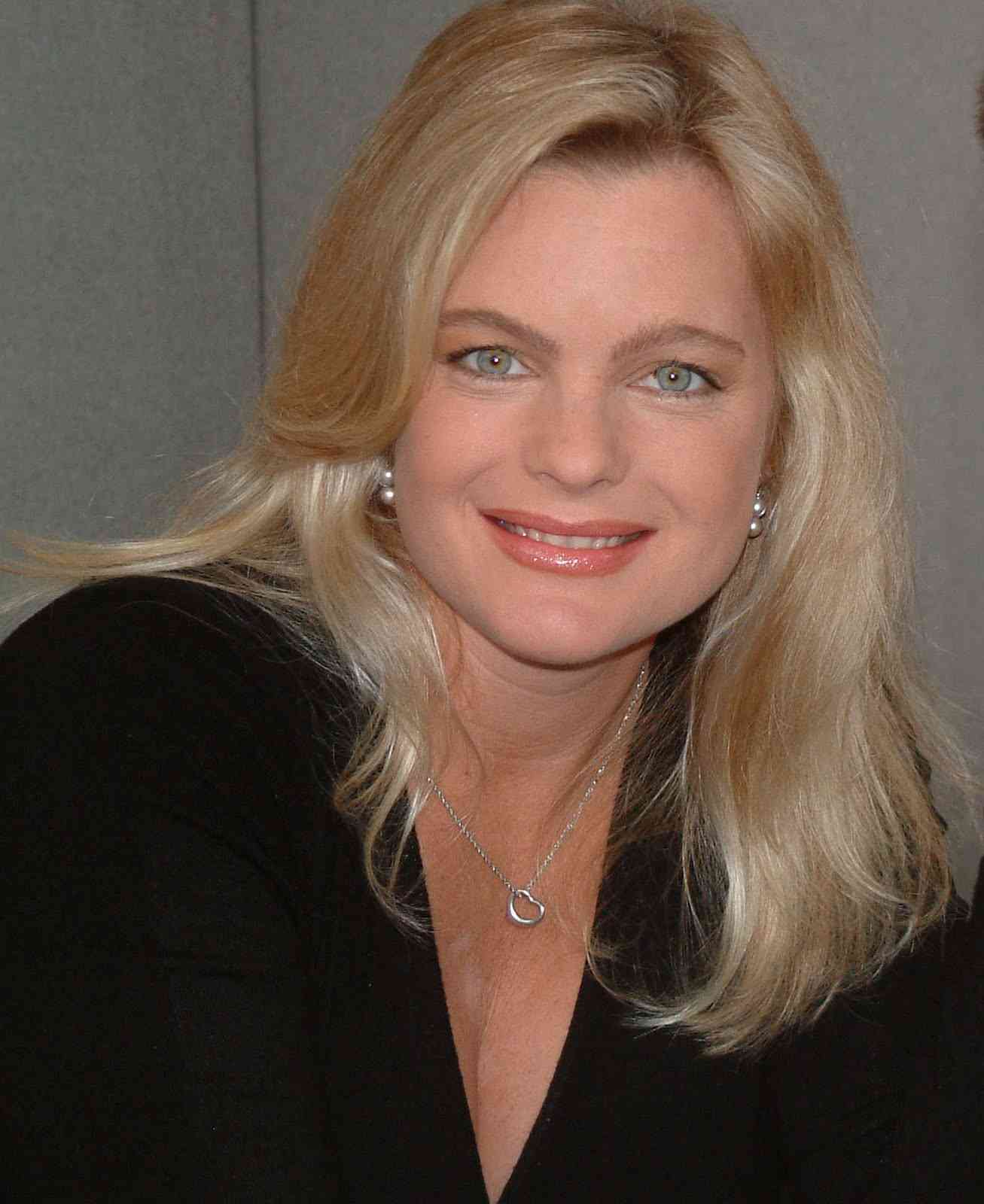 Erika Eleniak (57)