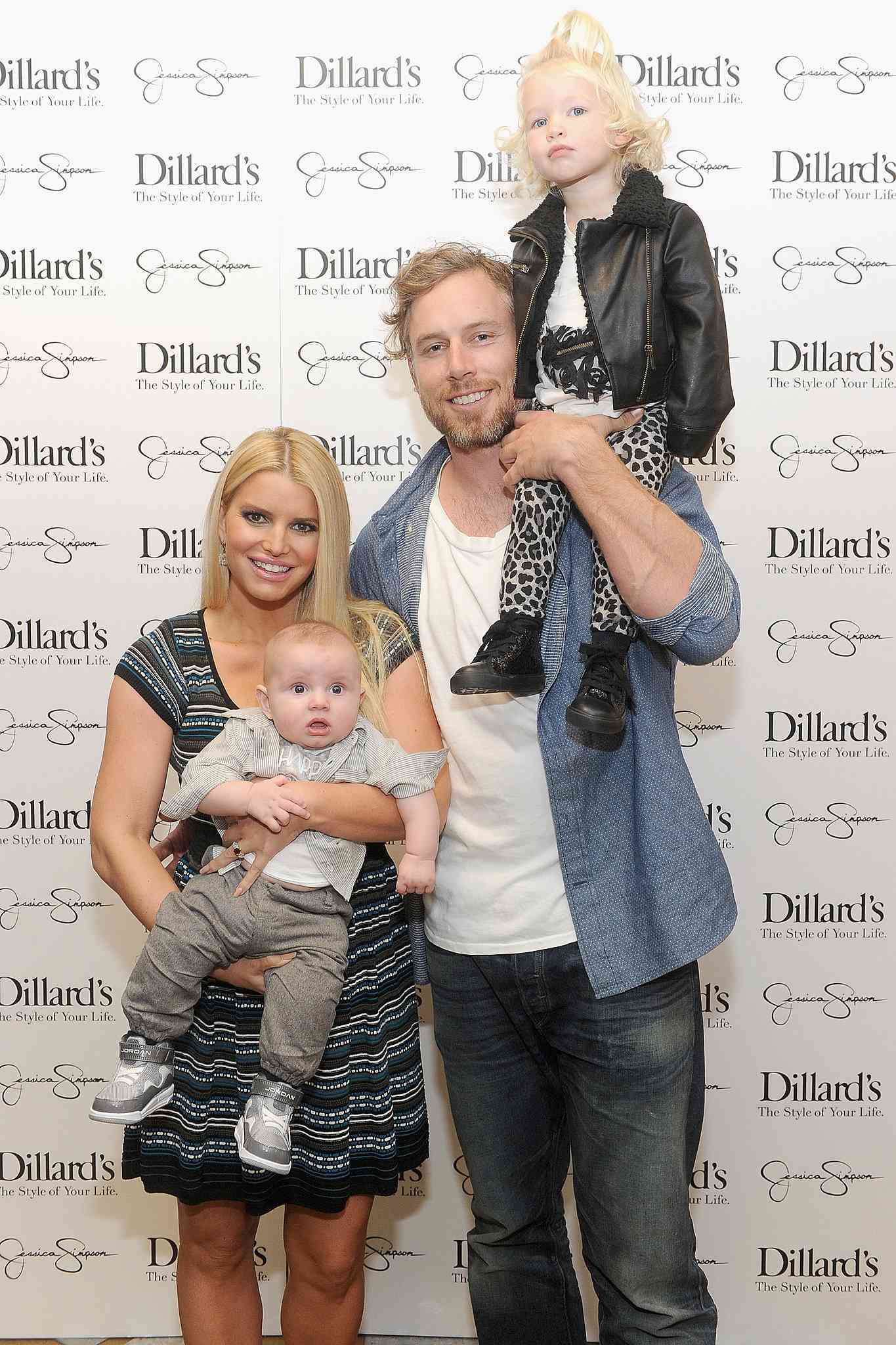Jessica-Simpson-Eric-Johnson-posed-children-Maxwell