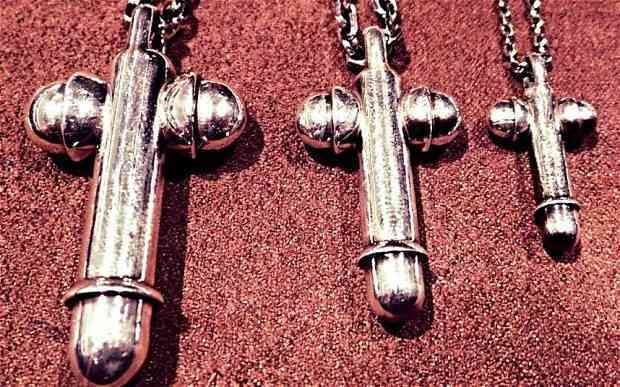 colier in fornma de penis