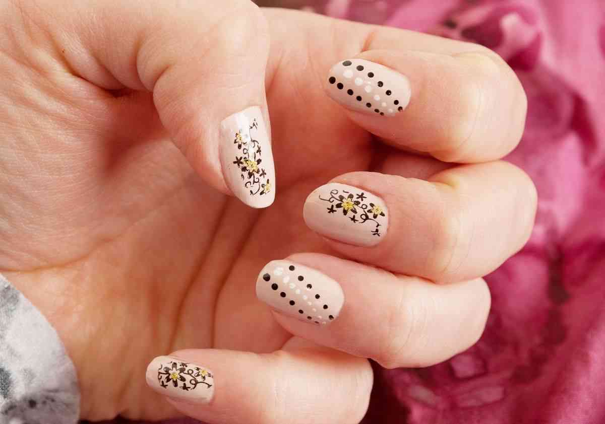 manichiura nude cu tatuaj