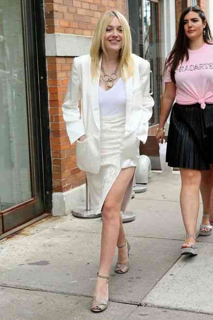 cum sa porti costumul alb