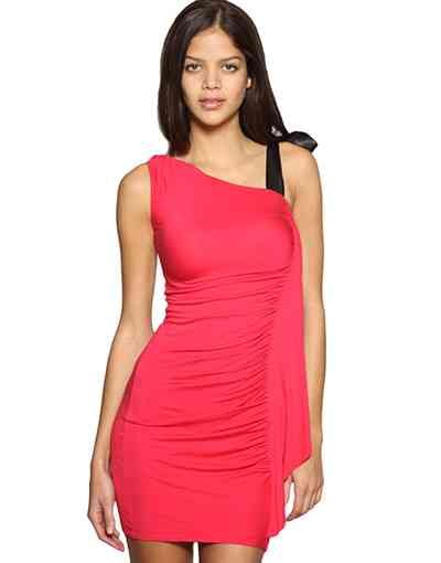 rochie rosie pe un umar