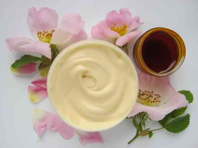 Crema antirid preparată acasă, cu ingrediente sănătoase