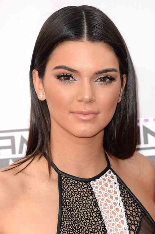 Blond caramel este o nuanță la modă în acest sezon, și va arăta fantastic pe orice femeie dornică de un nou look.2