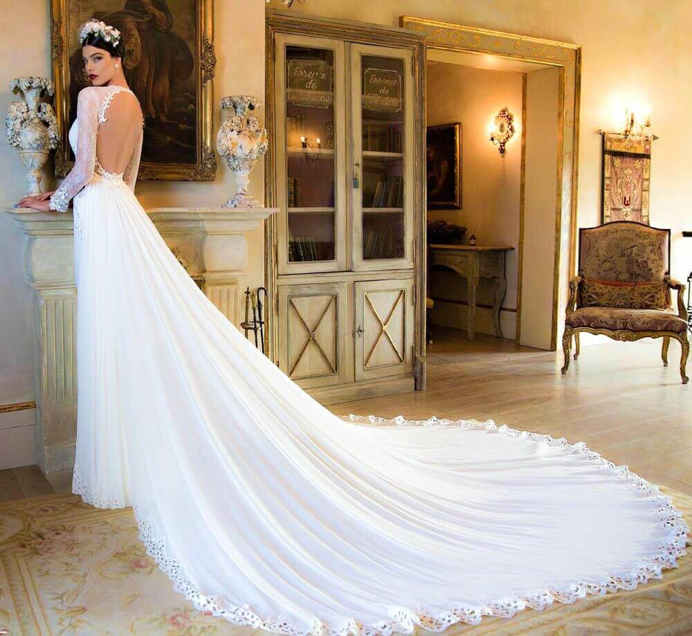 rochie lunga cu trena deschisa la spate